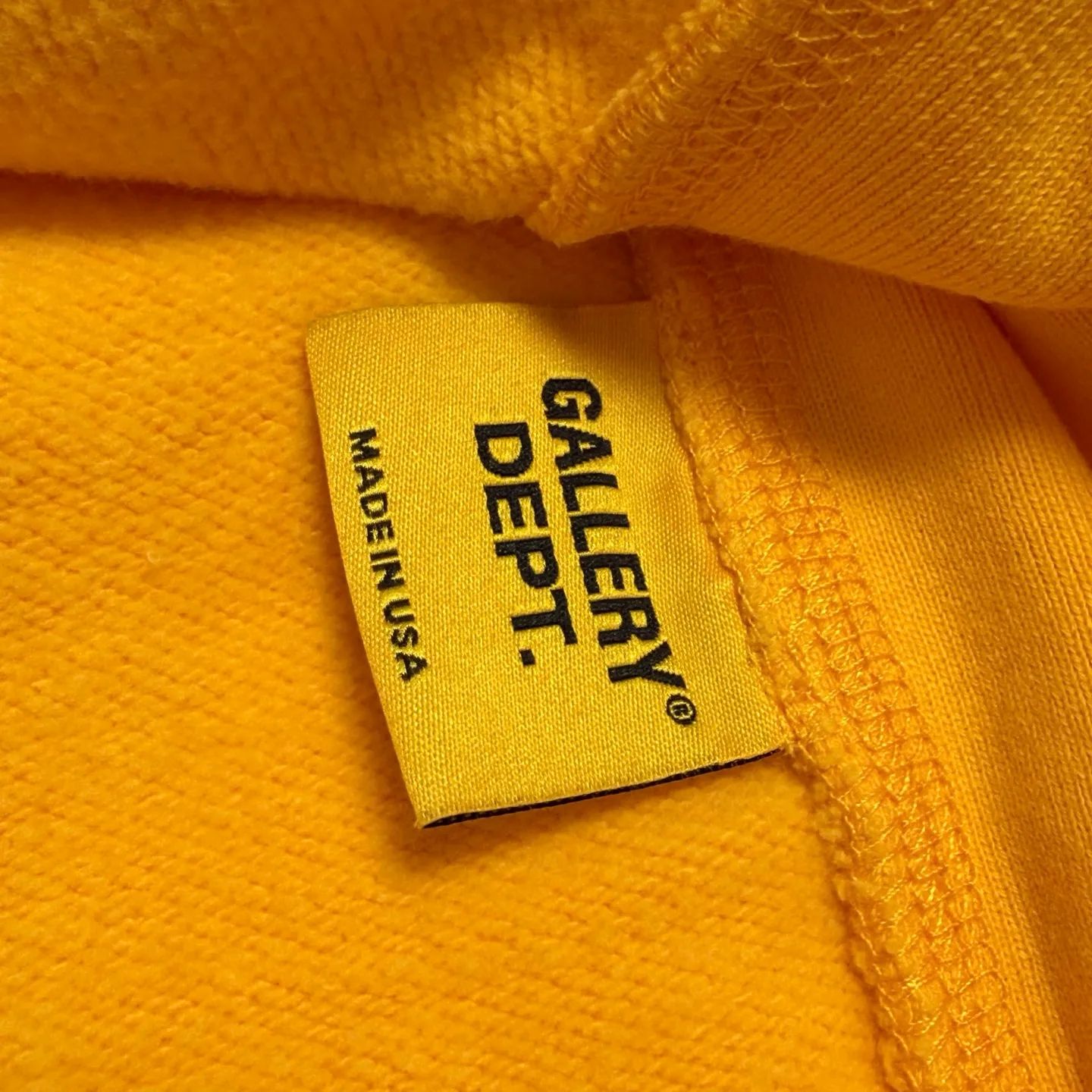 More details GALLERY DEPT. 90'S GD LOGO HOODIE 90's retro destruction yellow English hoodie Yellow S-XL Needs custom weaving and dyeing 500g high weight sweatshirt fabric Light fleece treatment on the inside Overall quite wide and comfortable Loose version Trendy and fashionable Same as the original version No hand-feeling printing process with water slurry Original consistent hang tag with G LOGO hanging beads
